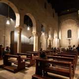 Non resta ora che entrare. Varchiamo l'accesso, ritrovandoci in un ambiente a tre navate, divise da due file di otto colonne per lato